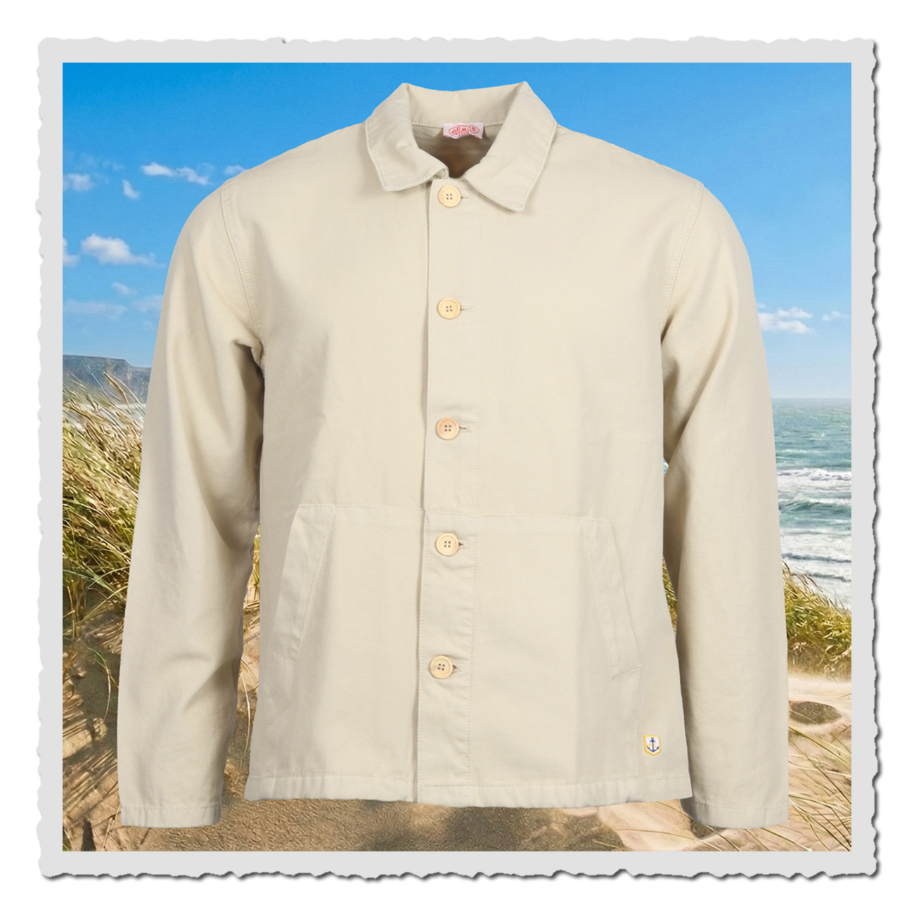 Sandbeige Herren-Fischerjacke von Armor Lux vor maritimer Dünenkulisse, ideal als leichte Übergangsjacke im lässigen Workwear-Look.